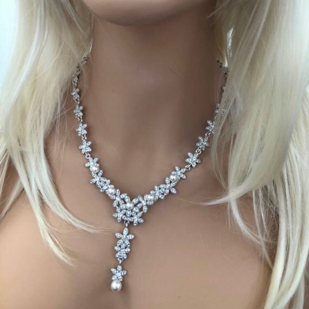 NWT Dainty Pearls & Crystals & Necklace Set - Picture 4 of 10